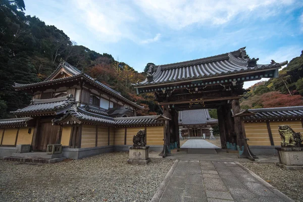 Templo no Minoo Park na temporada de outono, Minoh, Osaka, Kansai, Jap — Fotografia de Stock