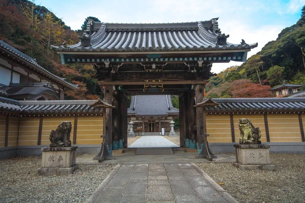 Templo no Minoo Park na temporada de outono, Minoh, Osaka, Kansai, Jap — Fotografia de Stock