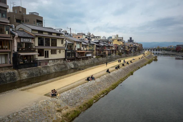 Κιότο, Ιαπωνία - 4 Δεκεμβρίου 2016 - Pontocho στο ποταμού Kamo στο Κιότο Εικόνα Αρχείου