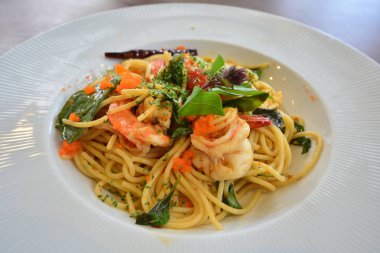 Karides spagetti ile soğuk kuru ve karides.