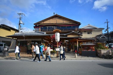 Kyoto, Japonya - 6 Aralık 2016: Turist yürüyüş Arashiyama yolda