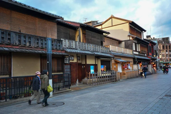 Kioto, Japonia: 8 grudzień 2016: ludzie chodzą w hanamikoji ulicy — Zdjęcie stockowe