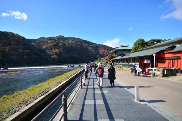 Kyoto, Japão - 6 de dezembro de 2016: Turistas caminham pelas pontes de Arashiyama . — Fotografia de Stock