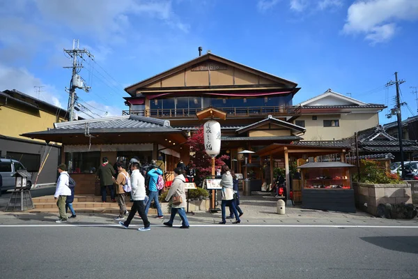 Kyoto, Japão - 6 de dezembro de 2016: Turistas caminham pela estrada de Arashiyama — Fotografia de Stock