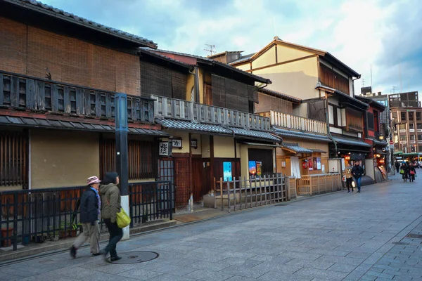 교토, 일본: 2016 년 12 월 8 일: hanamikoji 거리에 걷는 사람들 스톡 사진