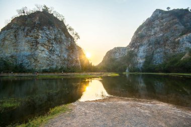 Güzel görüntülemek rezervuar ve dağ Khao Ngu Rock Park