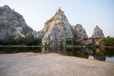 Güzel görüntülemek rezervuar ve dağ Khao Ngu Rock Park