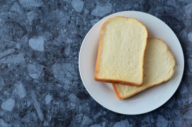 Dilim tost ekmeği (seçici odak) plaka üzerinde