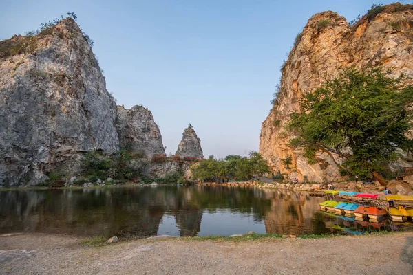 Beautiful view of reservoir and mountain at Khao Ngu Rock Park i — Stock Photo, Image