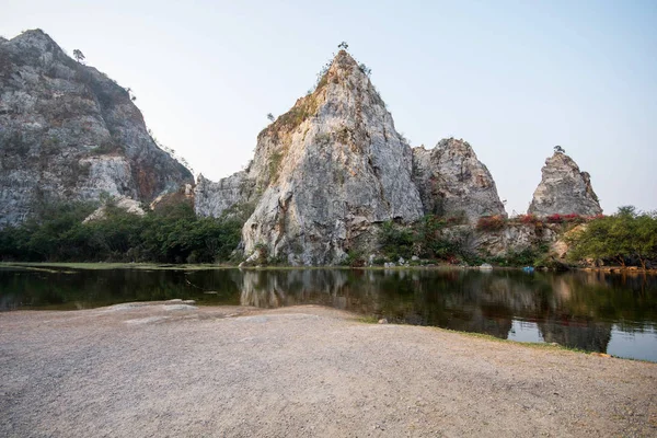 Belle vue sur le réservoir et la montagne à Khao Ngu Rock Park i — Photo