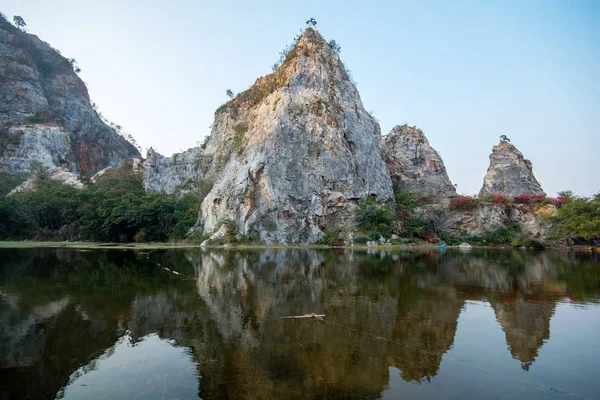 Hermosa vista del embalse y la montaña en Khao Ngu Rock Park i —  Fotos de Stock