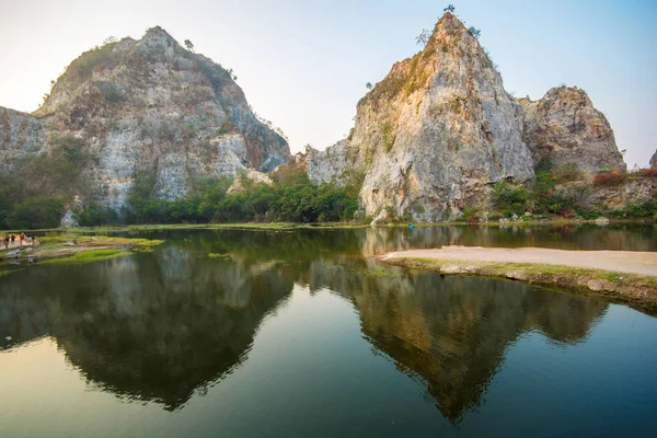 Belle vue sur le réservoir et la montagne à Khao Ngu Rock Park i — Photo