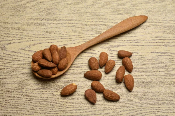 Миндальные орехи на деревянном фоне — стоковое фото