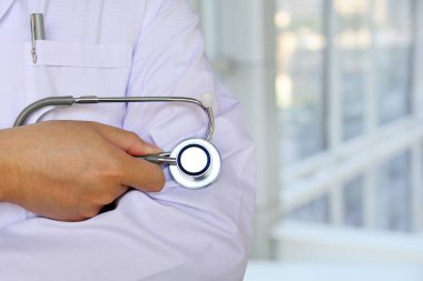 Elinde steteskop olan bir doktor.