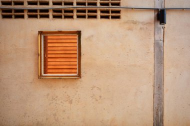 Eski kırık duvar ile bir pencere (vintage)