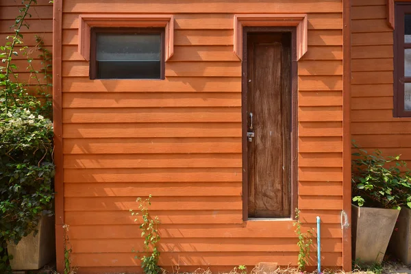 Casa de madeira colorida no jardim — Fotografia de Stock