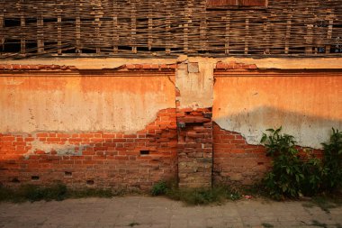 Eski ev ile tuğla duvar arka planı için