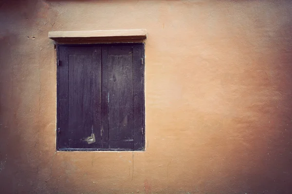 Kapalı windows, doku arka plan ile eski grungy wal — Stok fotoğraf
