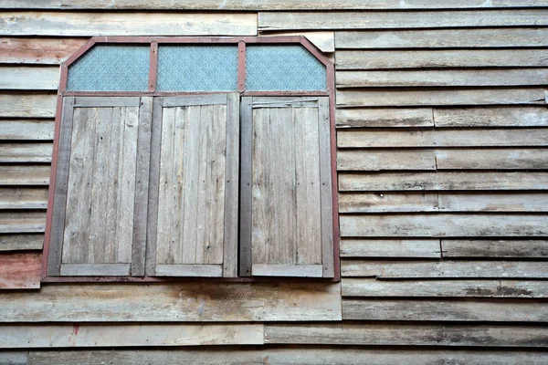 Vecchia parete della casa in legno con finestra in legno. texture sfondo — Foto Stock