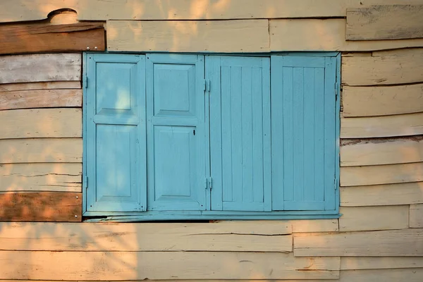 Parede velha casa de madeira com janela de madeira. textura fundo — Fotografia de Stock