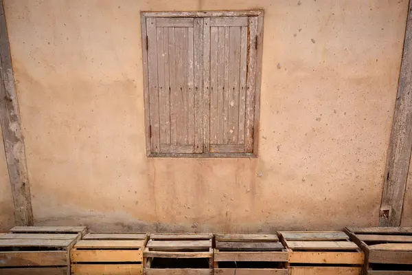 Alte rissige Wand mit Fenster, für Hintergrund — Stockfoto