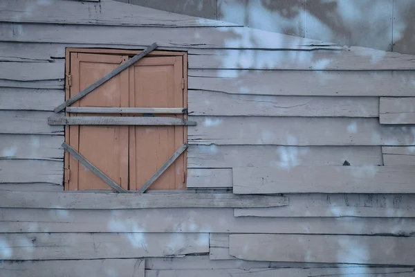 Vieja ventana de madera sobre un fondo de textura de casa de madera —  Fotos de Stock
