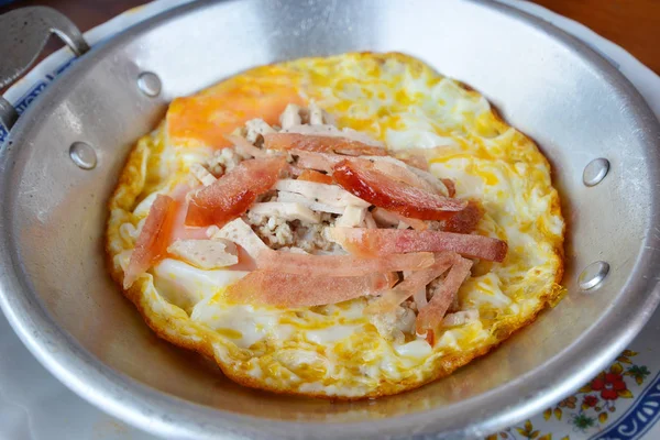 Spiegelei in der Pfanne mit Weißwurst — Stockfoto