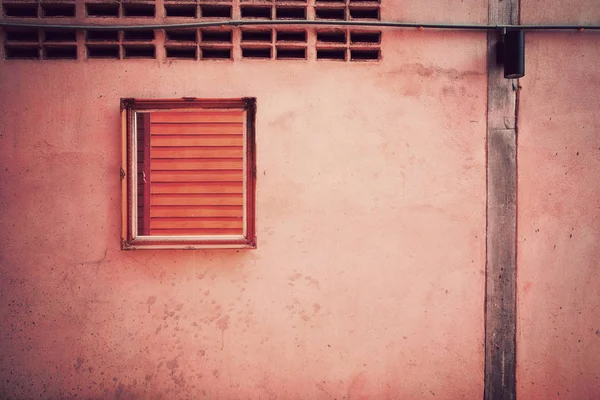 Oude gebarsten muur met een raam (vintage) — Stockfoto