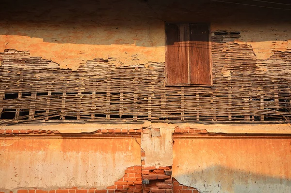 Alte Hauswand mit Holzfenster. für Hintergrund — Stockfoto