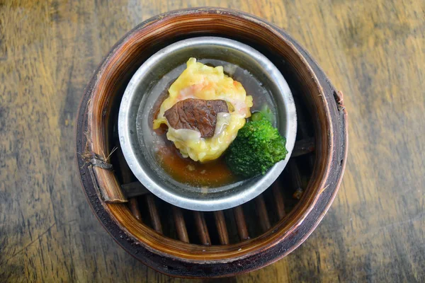 Bolinhos de vapor de porco com cogumelo em uma cesta de bambu, t chinês — Fotografia de Stock