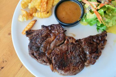 Antrikot biftek sebze salatası ve patates kızartması ile