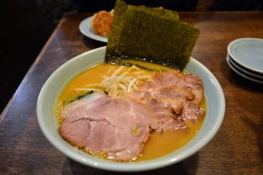 Ahşap masa domuz etinin ile Japon geleneksel ramen