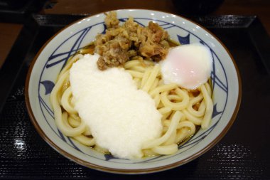 Sığır eti, soğan ve çorba ile Japon Udon
