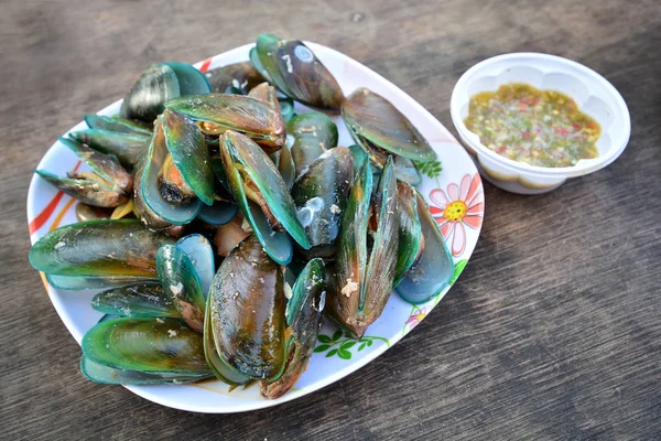 Grilled asian green mussel with spicy seafood sauce on wooden ba — Stock Photo, Image
