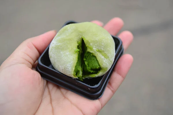 Greentea mochi en mano de mujer, cocina japonesa —  Fotos de Stock
