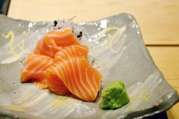 Sashimi σολομού με wasabi γκουρμέ ιαπωνική κουζίνα — Φωτογραφία Αρχείου