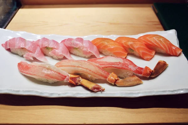 新鮮なサーモン、まぐろ、カニ寿司セット — ストック写真