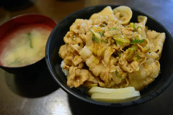 Teriyaki de porco com arroz e sopa, cozinha japonesa — Fotografia de Stock
