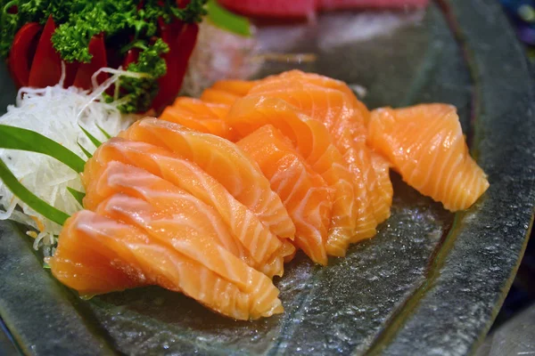 Punto de enfoque selectivo Salmón fresco crudo sashimi - comida japonesa s — Foto de Stock