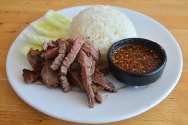 Pirinç ve baharatlı sos, Tay gurme mutfağı ile biftek