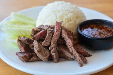 Pirinç ve baharatlı sos, Tay gurme mutfağı ile biftek