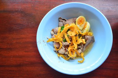 Baharatlı yumurta şehriye çorbası yumurta ve kırmızı Kızartma domuz