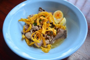 Baharatlı yumurta şehriye yumurta ve kırmızı Kızartma domuz