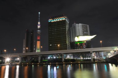 Tokyo siluetinin ve görünümü Sumida Nehri Asakusa Tokyo, Japonya.