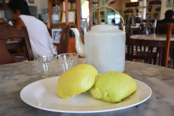 Pão chinês cozido no vapor com chá quente, Café da manhã — Fotografia de Stock