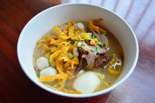 Sup mie telur pedas dengan telur dan daging babi panggang merah — Stok Foto