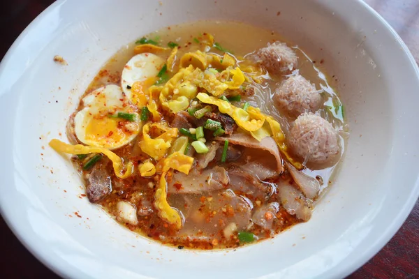 Spicyegg sup mie dengan telur dan daging babi panggang merah — Stok Foto