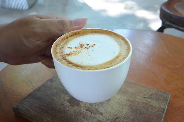 Barista präsentiert eine Tasse Cappuccino im Café — Stockfoto