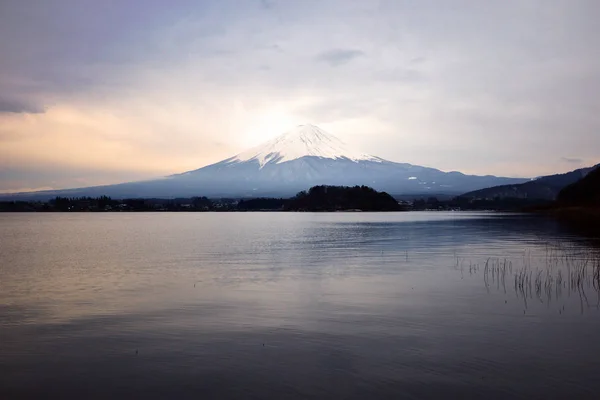 Reflexão do Monte Fuji no lago Kawaguchiko com pôr do sol — Fotografia de Stock