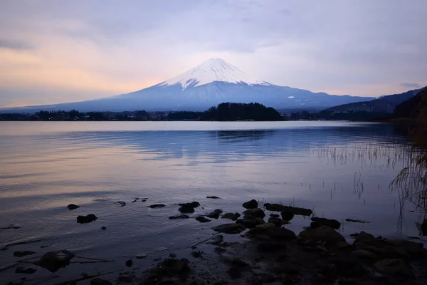 Riflessione del Monte Fuji sul lago Kawaguchiko con tramonto — Foto Stock